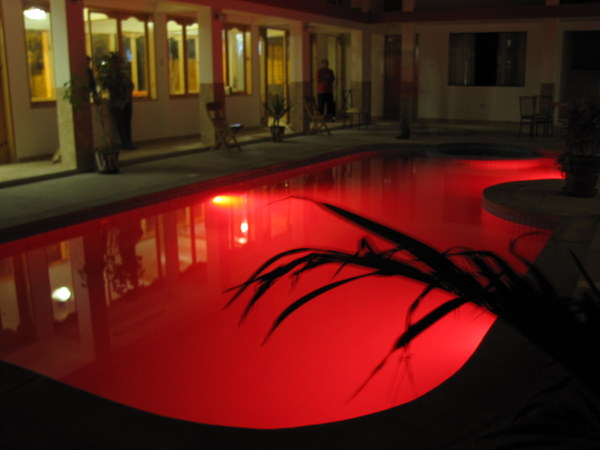 Hotel Las Flores, piscina de noche
